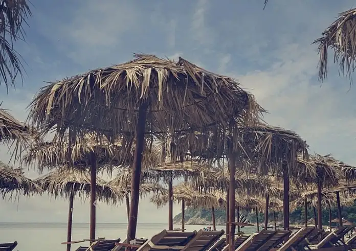 Χαλκιδική: Σφραγίστηκε beach bar που είχε καταλάβει 2,5 στρέμματα αιγιαλού